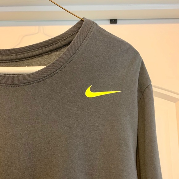 Nike men’s long-sleeve training top - Picture 6 of 8